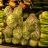 米国カリフォルニア州にて、スーパーマーケットの野菜コーナー1